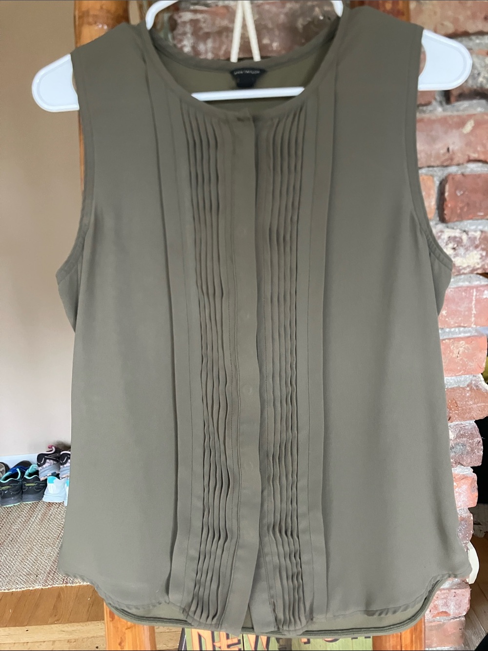 Ann Taylor Medium Olive Green Sleeveless Pintuck Blouse